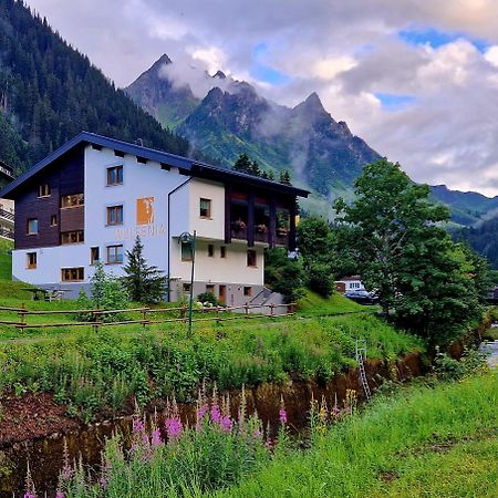 Gasthof-Pension Wulfenia ガルゲレン エクステリア 写真